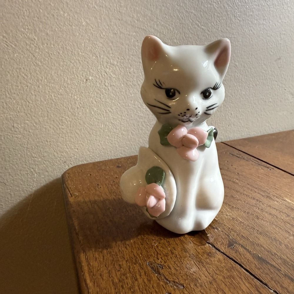 Vintage Luster Wear Sitting Cat White Porcelain Longβ Eyelashes Pink Roses 4"